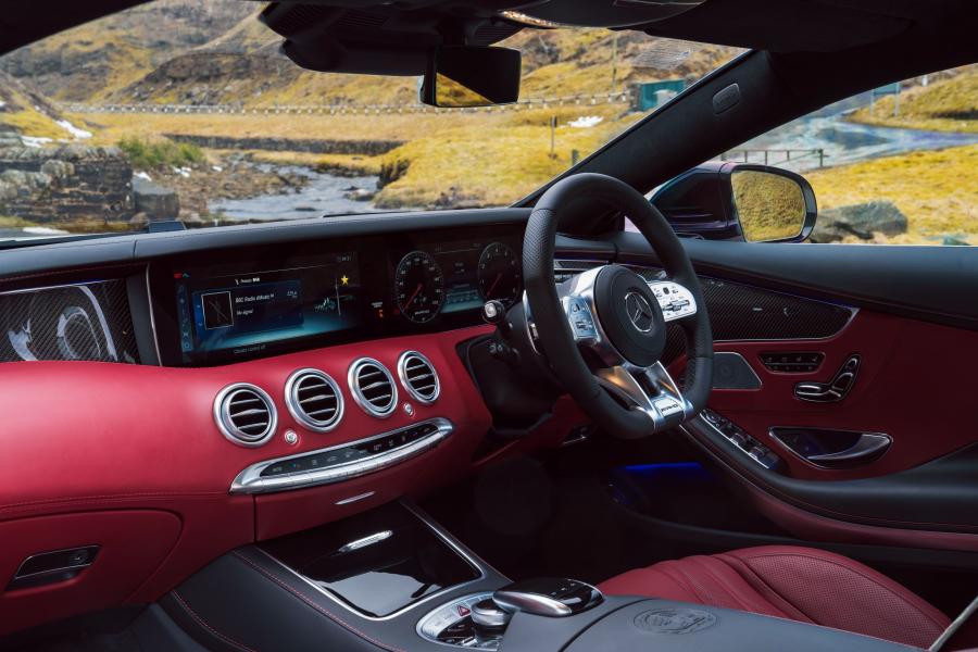 Интерьер Mercedes-AMG S63 4Matic+ Coupe (C217) 2018 года  (UK) (фото 10 из 38)